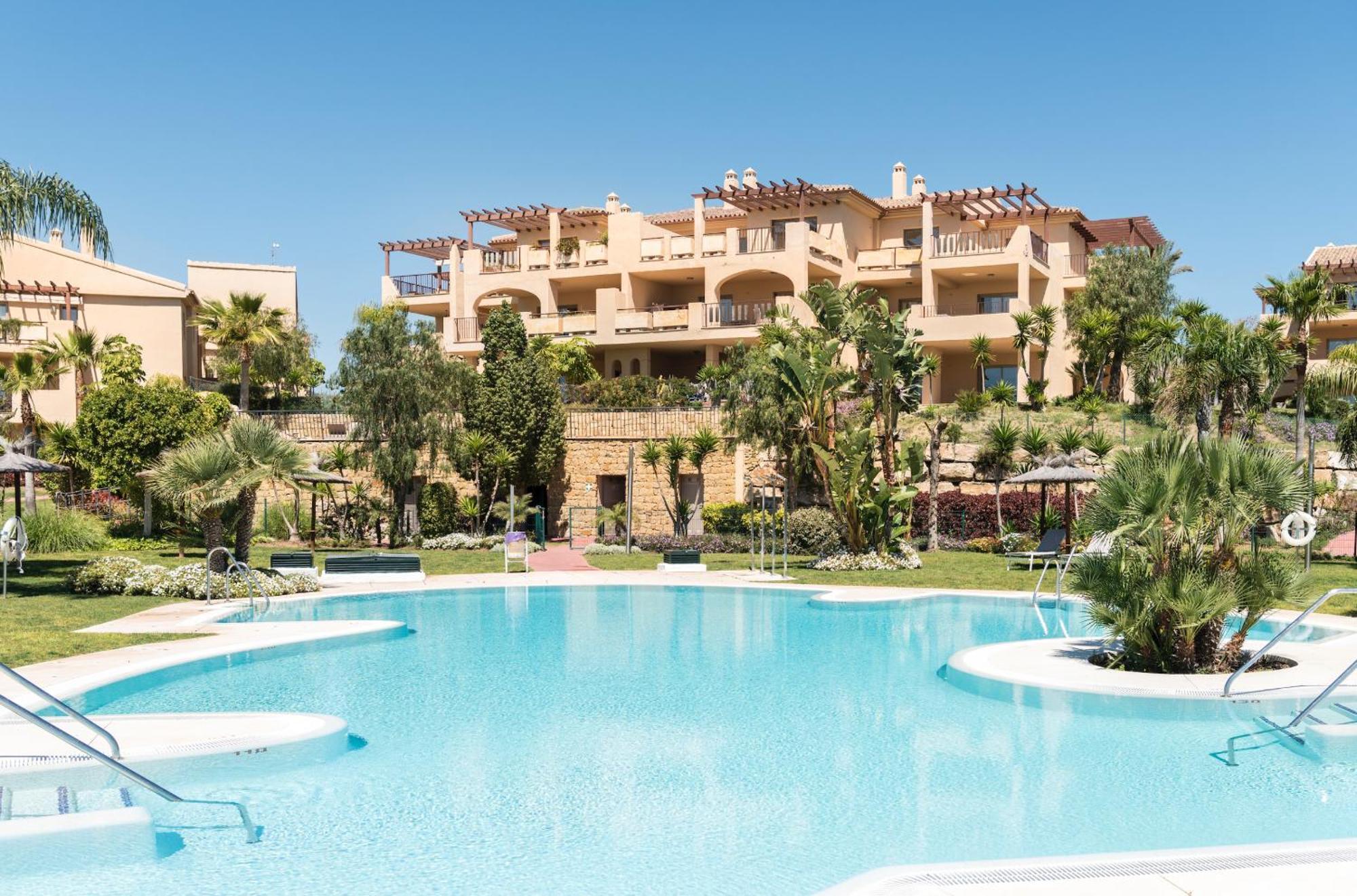 Large 3-Bedroom Nestled In Golf Paradise Эстепона Экстерьер фото
