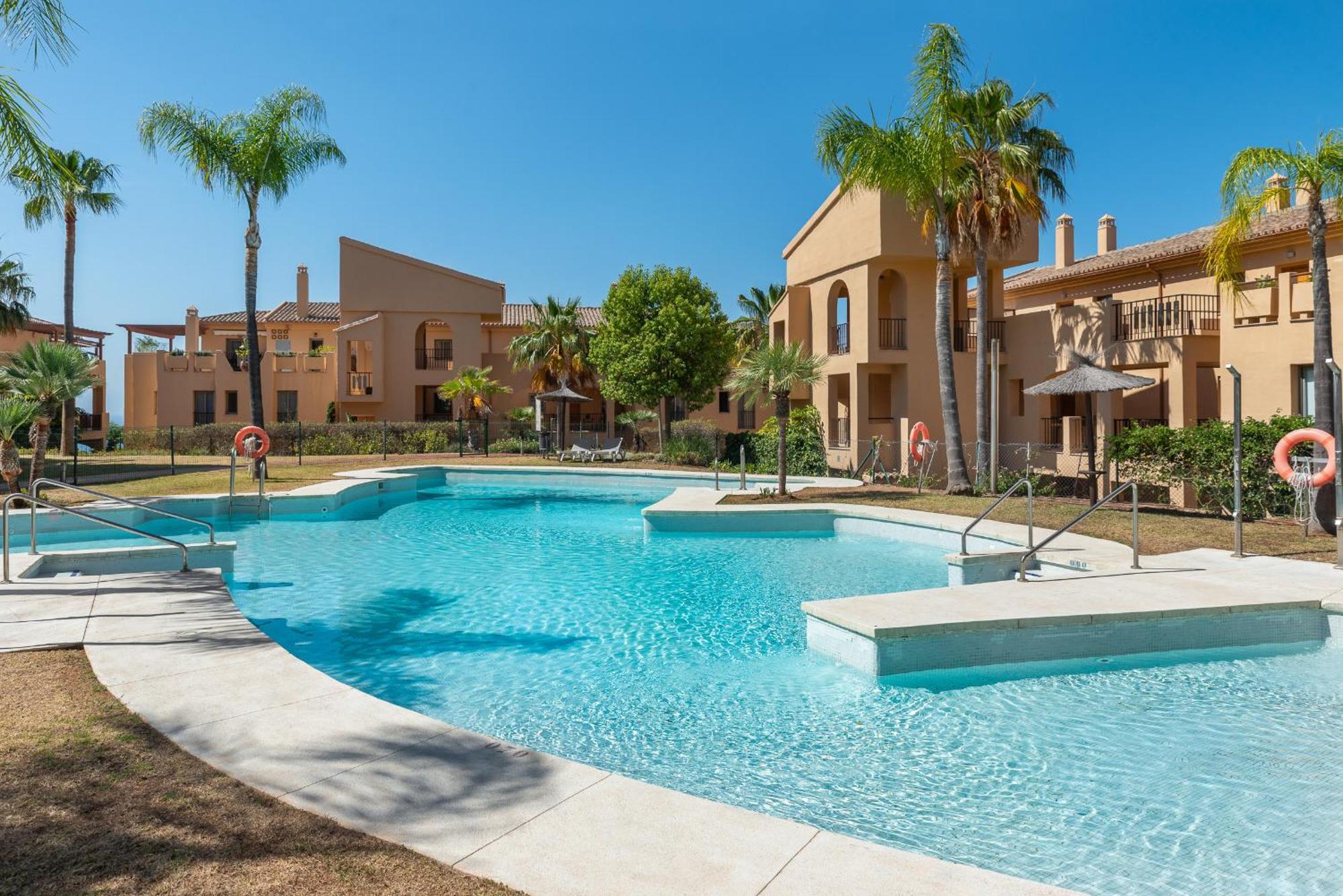 Large 3-Bedroom Nestled In Golf Paradise Эстепона Экстерьер фото