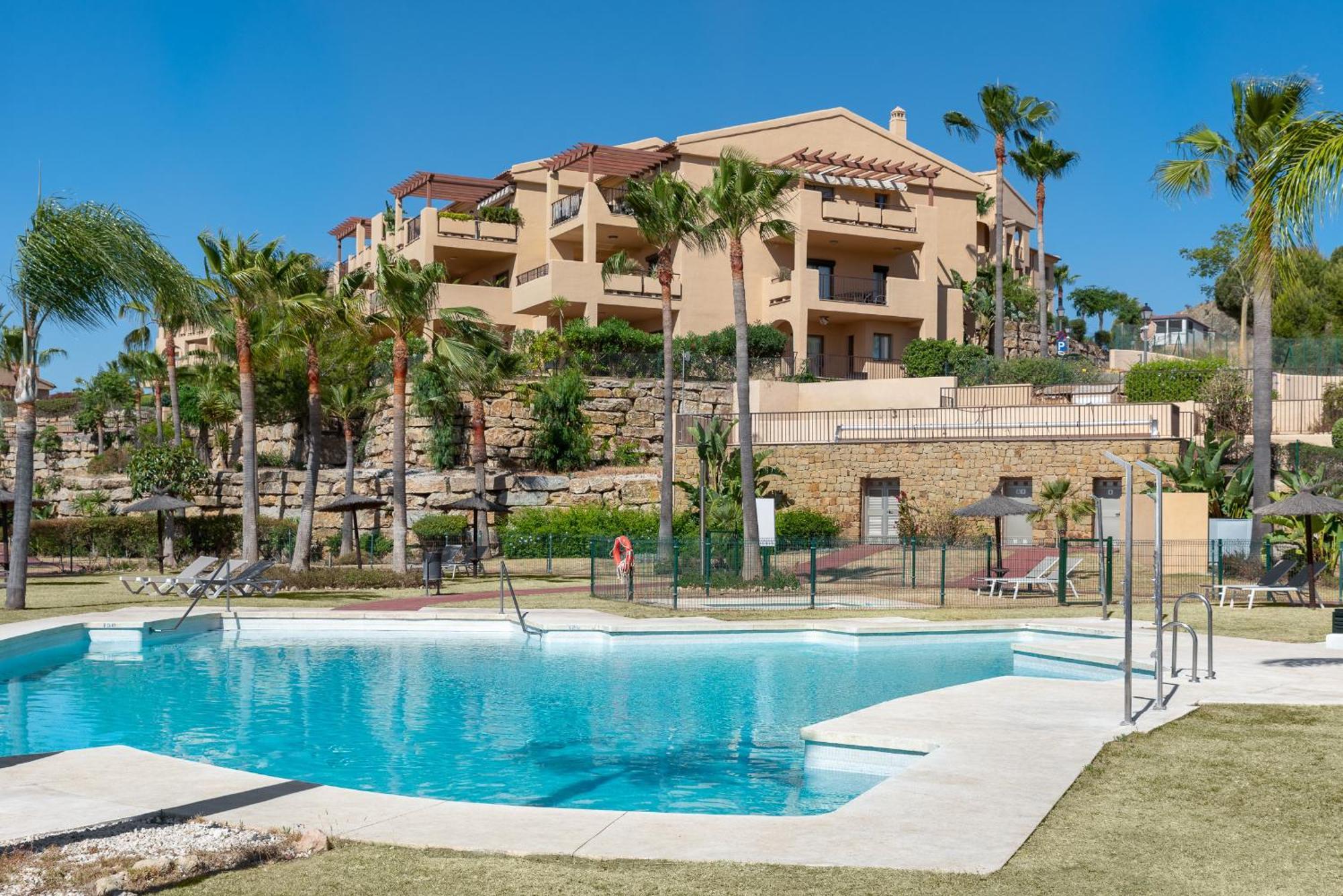 Large 3-Bedroom Nestled In Golf Paradise Эстепона Экстерьер фото