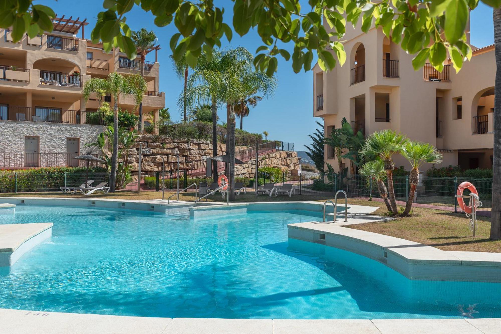 Large 3-Bedroom Nestled In Golf Paradise Эстепона Экстерьер фото