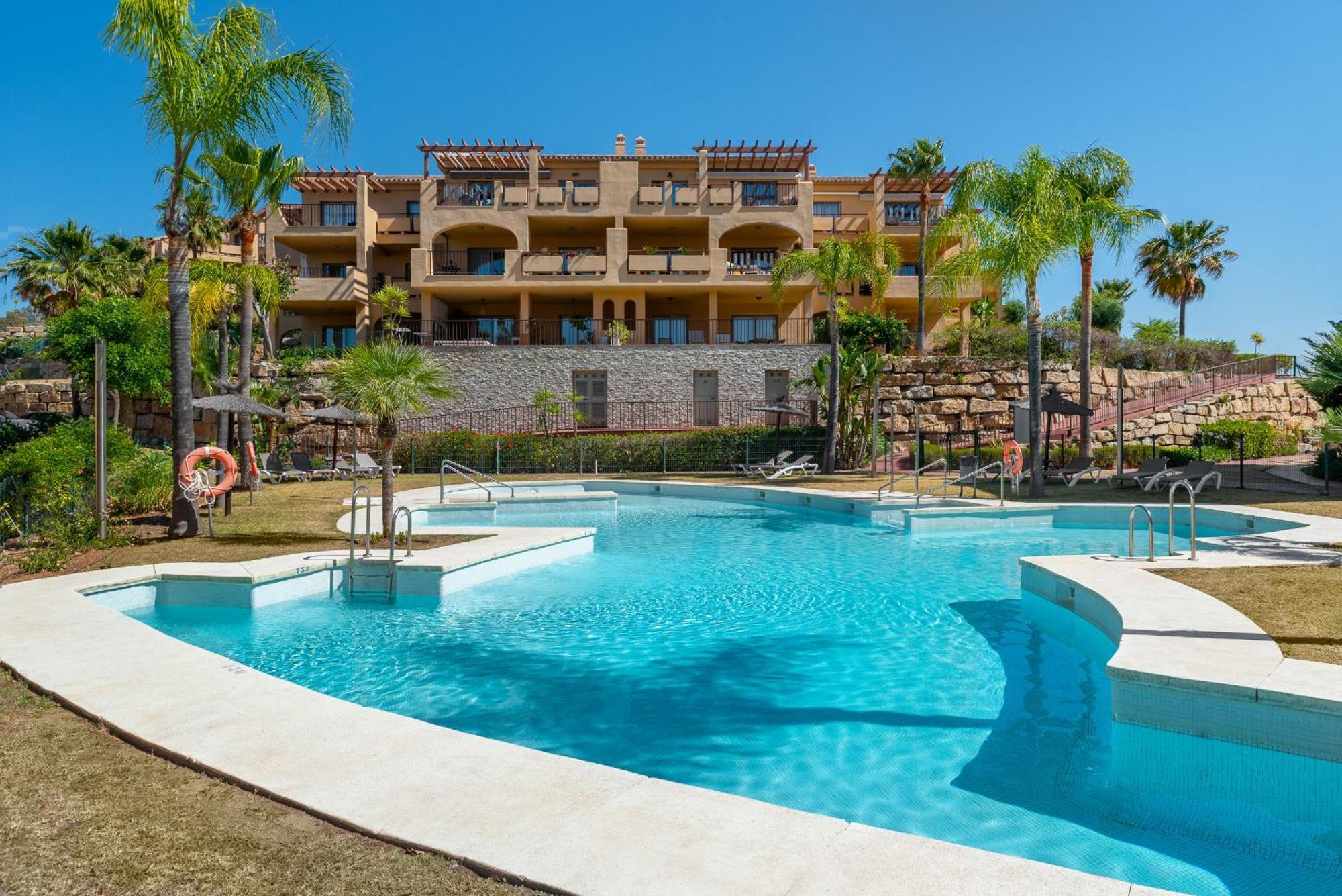 Large 3-Bedroom Nestled In Golf Paradise Эстепона Экстерьер фото